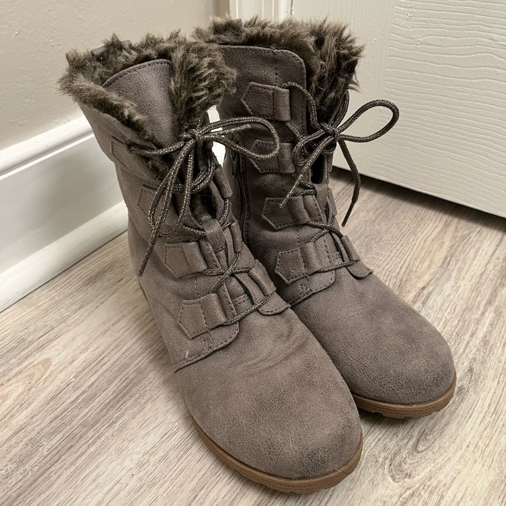 Stevie’s Brand. Size 5. Grey color.